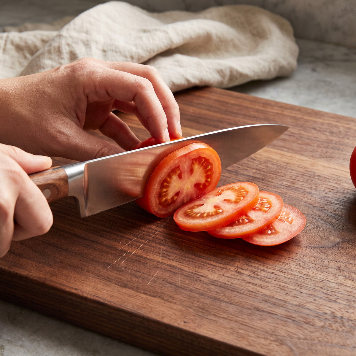 Étape 3 : le couteau aiguisé tranche une tomate en fines tranches nettes
